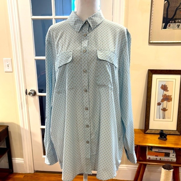 Lands' End Tops - Lands End women’s button down shirt. Poly/Spandex blend. Size L